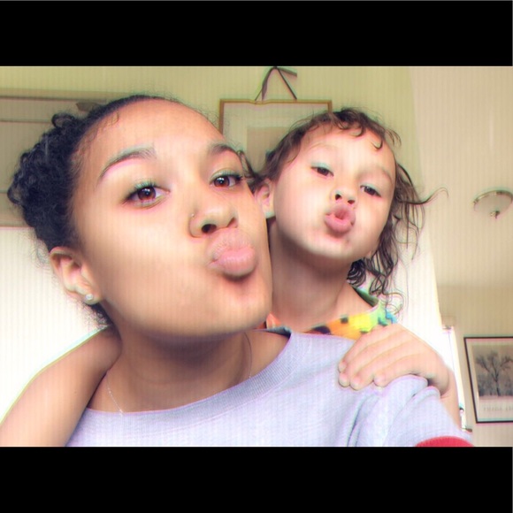 Meet your Posher, Zoe - Picture 1 of 2